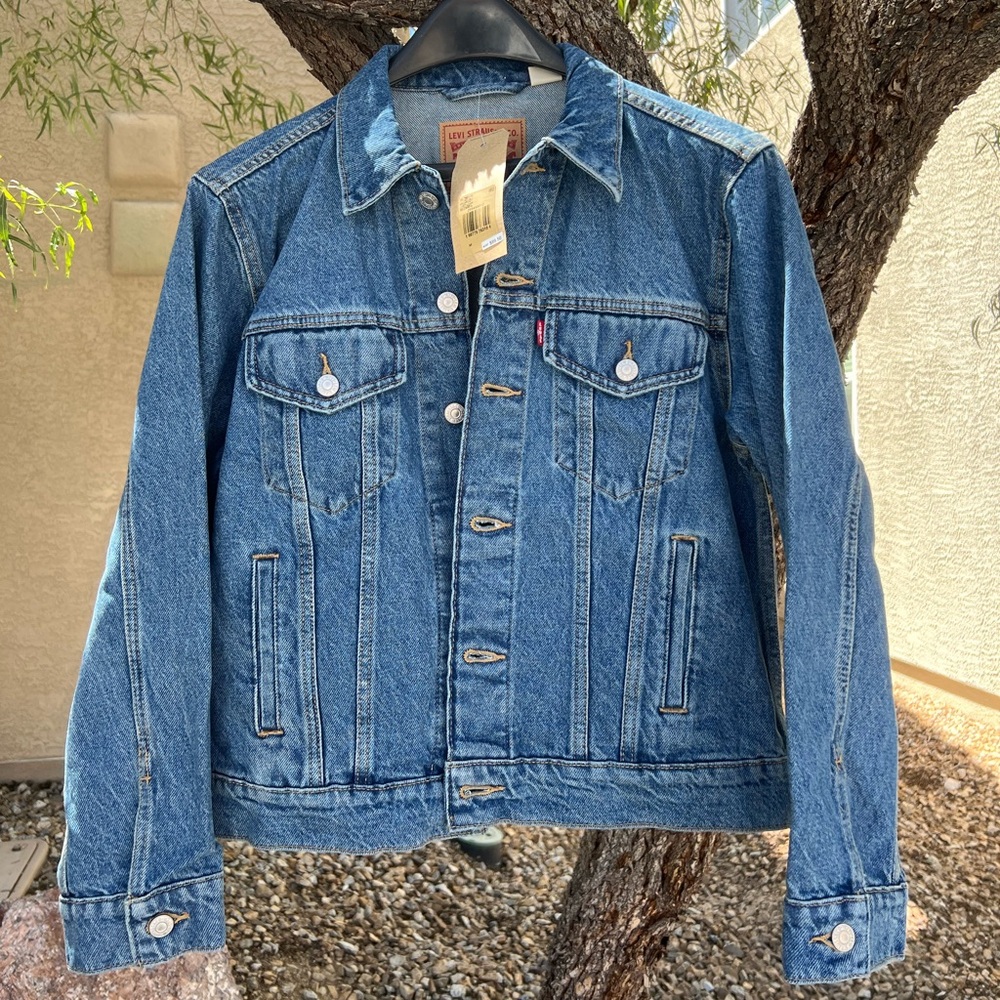 Levi's Women's Ex-Boyfriend Trucker
Jacket in Concrete Indigo Medium NWT